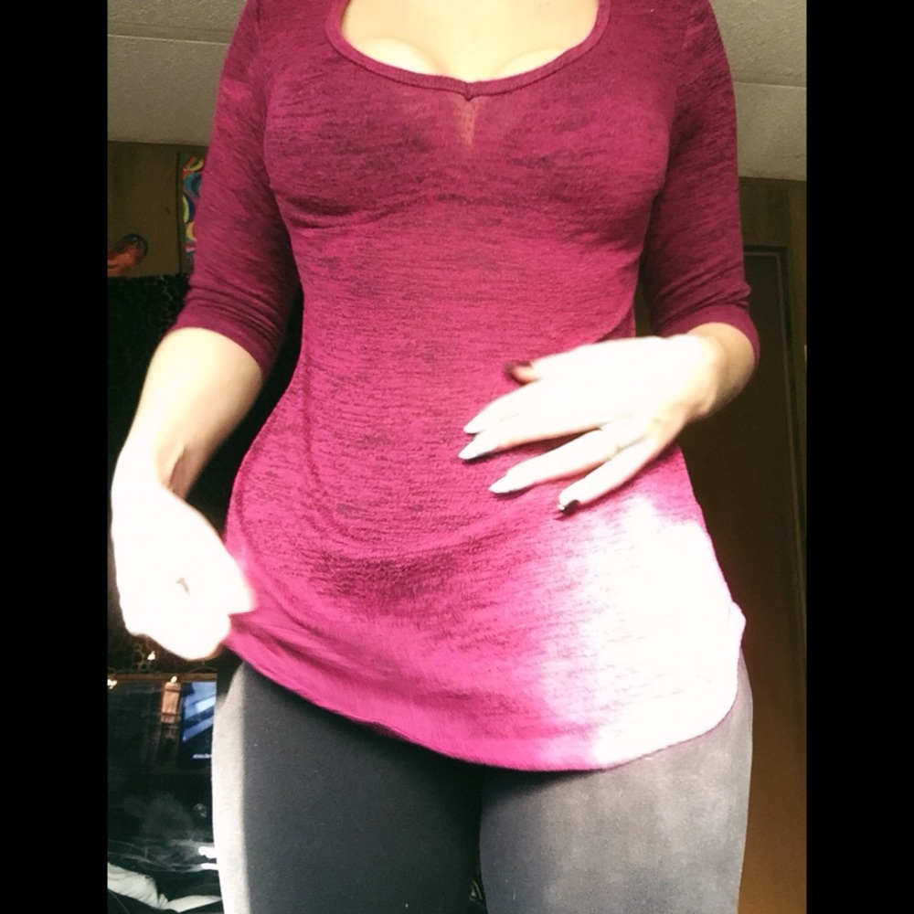 Quarter sleeve backless maroon shirt